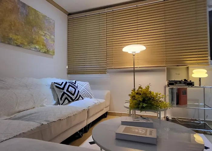Free Pick-up, 4 Beds, Near Gangnam, Hongdae, Subway 8 Mins, Spacious *