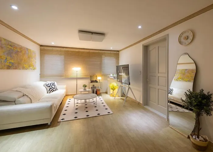 Free Pick-up, 4 Beds, Near Gangnam, Hongdae, Subway 8 Mins, Spacious Apartment *