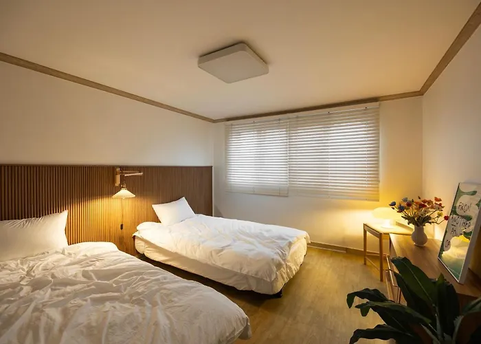 Free Pick-up, 4 Beds, Near Gangnam, Hongdae, Subway 8 Mins, Spacious Apartment Seoul