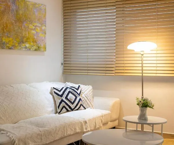 Free Pick-up, 4 Beds, Near Gangnam, Hongdae, Subway 8 Mins, Spacious *