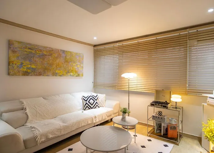 Free Pick-up, 4 Beds, Near Gangnam, Hongdae, Subway 8 Mins, Spacious * Seoul
