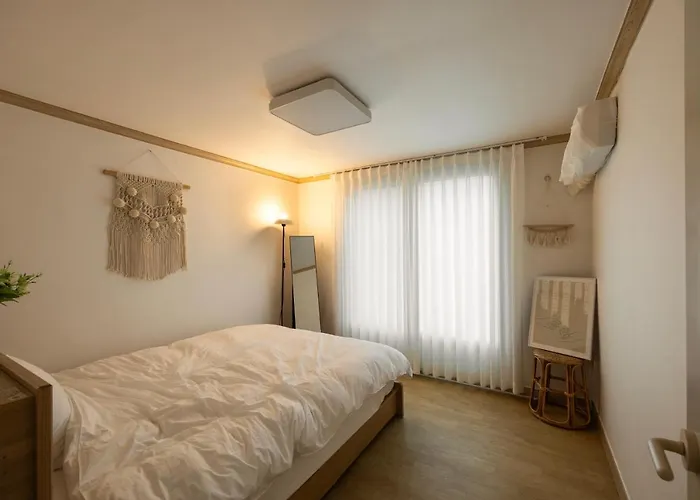 Free Pick-up, 4 Beds, Near Gangnam, Hongdae, Subway 8 Mins, Spacious
