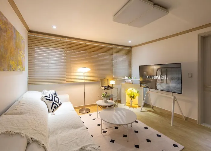 Free Pick-up, 4 Beds, Near Gangnam, Hongdae, Subway 8 Mins, Spacious Apartment *