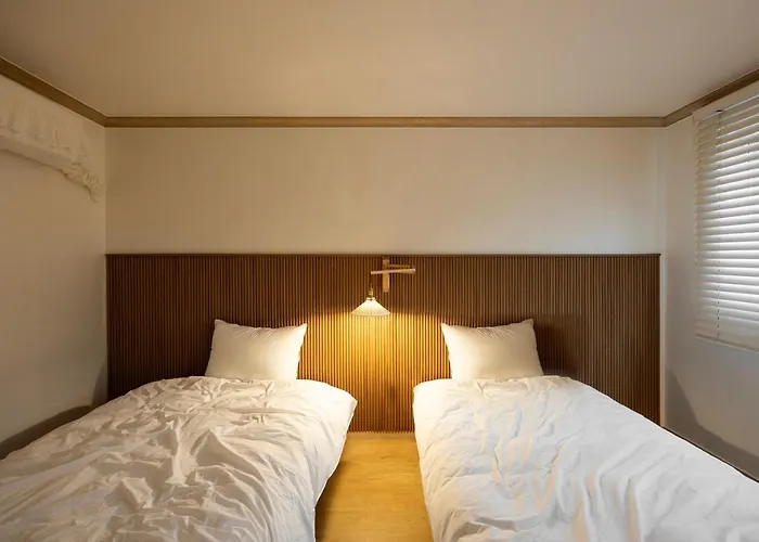 Free Pick-up, 4 Beds, Near Gangnam, Hongdae, Subway 8 Mins, Spacious Seoul