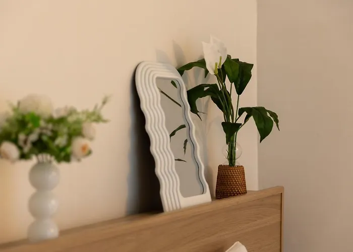 Free Pick-up, 4 Beds, Near Gangnam, Hongdae, Subway 8 Mins, Spacious Apartment