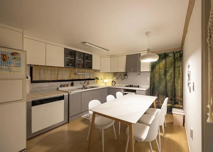 Apartment Free Pick-up, 4 Beds, Near Gangnam, Hongdae, Subway 8 Mins, Spacious *