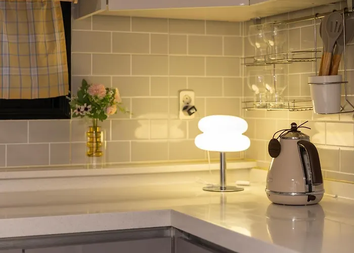Free Pick-up, 4 Beds, Near Gangnam, Hongdae, Subway 8 Mins, Spacious *