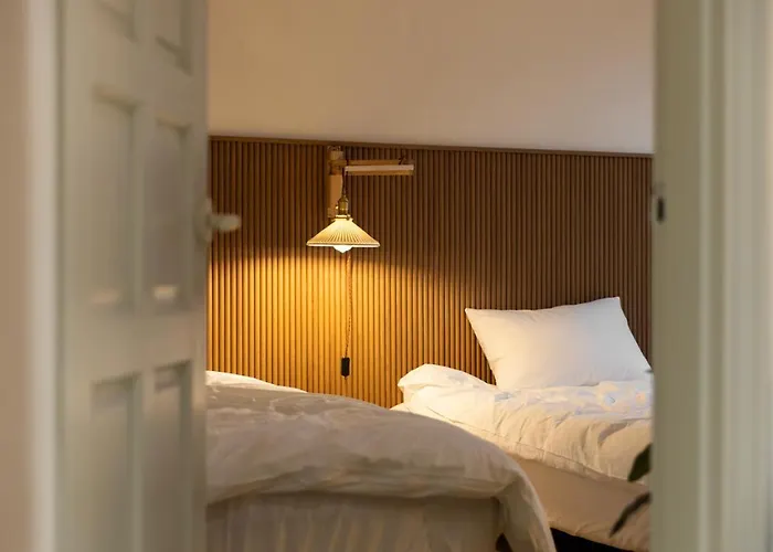 Free Pick-up, 4 Beds, Near Gangnam, Hongdae, Subway 8 Mins, Spacious Apartment *