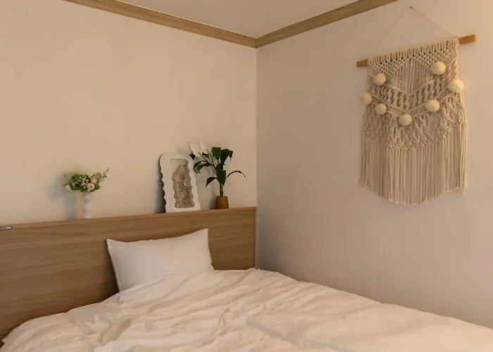 Free Pick-up, 4 Beds, Near Gangnam, Hongdae, Subway 8 Mins, Spacious Apartment *