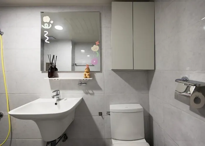 Free Pick-up, 4 Beds, Near Gangnam, Hongdae, Subway 8 Mins, Spacious * Seoul