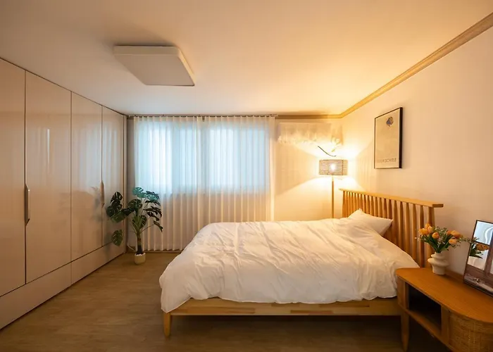 Free Pick-up, 4 Beds, Near Gangnam, Hongdae, Subway 8 Mins, Spacious Apartment Seoul