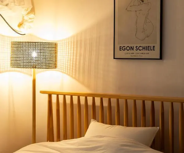 Free Pick-up, 4 Beds, Near Gangnam, Hongdae, Subway 8 Mins, Spacious *