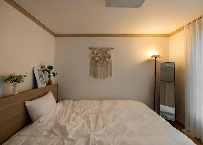 Free Pick-up, 4 Beds, Near Gangnam, Hongdae, Subway 8 Mins, Spacious * Seoul