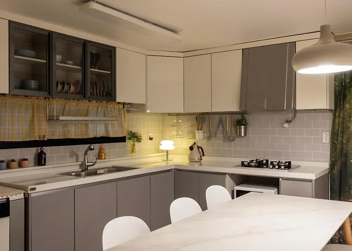 Free Pick-up, 4 Beds, Near Gangnam, Hongdae, Subway 8 Mins, Spacious Seoul