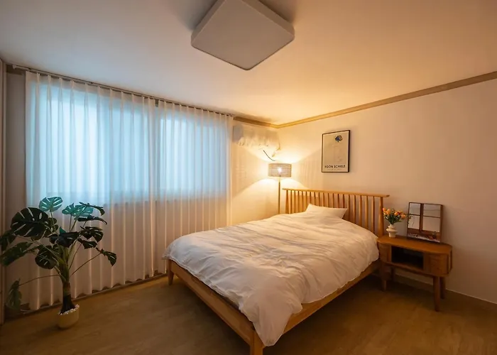 Apartment Free Pick-up, 4 Beds, Near Gangnam, Hongdae, Subway 8 Mins, Spacious *