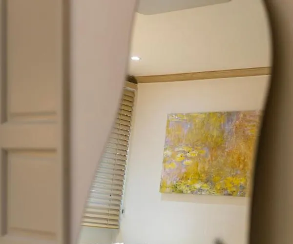 Free Pick-up, 4 Beds, Near Gangnam, Hongdae, Subway 8 Mins, Spacious *