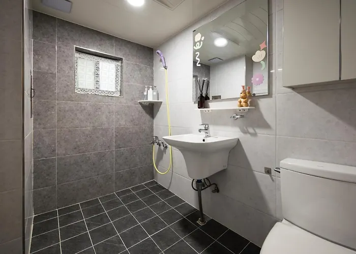 Apartment Free Pick-up, 4 Beds, Near Gangnam, Hongdae, Subway 8 Mins, Spacious Seoul